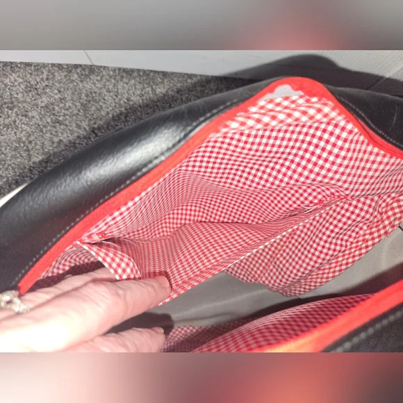 Atenti Red and Black Purse, Zippered Closure Tote Bag, Excellent Condition - Picture 10 of 13